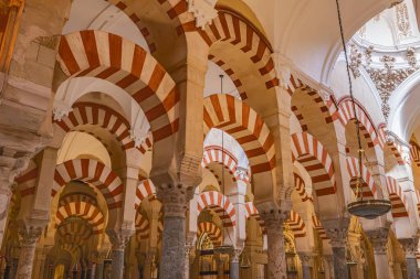 Centro Bölgesi, Cordoba, Cordoba Eyaleti, Endülüs, İspanya. 2 Mayıs 2023. Eski bir Moorish camisi olan Mezquita Bazilikası olarak da bilinen Cordoba Katedrali 'nin içinde..