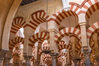 Centro Bölgesi, Cordoba, Cordoba Eyaleti, Endülüs, İspanya. 2 Mayıs 2023. Eski bir Moorish camisi olan Mezquita Bazilikası olarak da bilinen Cordoba Katedrali 'nin içinde..