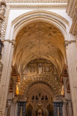 Centro Bölgesi, Cordoba, Cordoba Eyaleti, Endülüs, İspanya. 2 Mayıs 2023. Eski bir Moorish camisi olan Mezquita Bazilikası olarak da bilinen Cordoba Katedrali 'nin içinde..