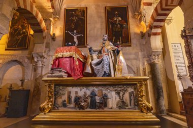 Centro Bölgesi, Cordoba, Cordoba Eyaleti, Endülüs, İspanya. 2 Mayıs 2023. Cordoba Katedrali 'ndeki bir rahibin anısına yapılan anıt. Eski bir Mağribi camisi olan Mezquita Bazilikası olarak da bilinir..