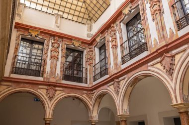 Centro Bölgesi, Cordoba, Cordoba Eyaleti, Endülüs, İspanya. 2 Mayıs 2023. Cordoba 'da geleneksel bir binada kemerli bir avlu..