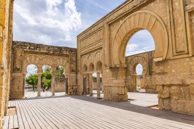 Medina Azahara, Cordoba, Cordoba Eyaleti, Endülüs, İspanya. 3 Mayıs 2023. Cordoba 'nın dışındaki Moorish tahkim edilmiş bir saray olan Medina Azahara' nın arkeolojik alanındaki kalıntılar..