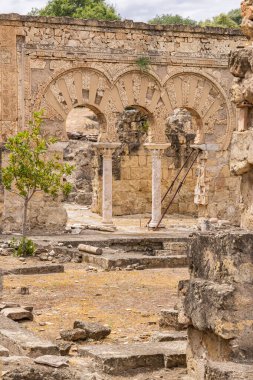 Medina Azahara, Cordoba, Cordoba Eyaleti, Endülüs, İspanya. 3 Mayıs 2023. Cordoba 'nın dışındaki Moorish tahkim edilmiş bir saray olan Medina Azahara' nın arkeolojik alanındaki kalıntılar..