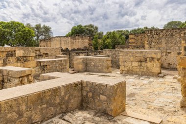 Medina Azahara, Cordoba, Cordoba Eyaleti, Endülüs, İspanya. 3 Mayıs 2023. Cordoba 'nın dışındaki Moorish tahkim edilmiş bir saray olan Medina Azahara' nın arkeolojik alanındaki kalıntılar..