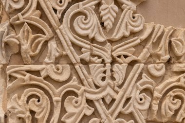 Medina Azahara, Cordoba, Cordoba Eyaleti, Endülüs, İspanya. 3 Mayıs 2023. Cordoba 'nın dışındaki Moorish tahkim edilmiş bir saray olan Medina Azahara arkeolojik sahasında dekoratif taş işleri..