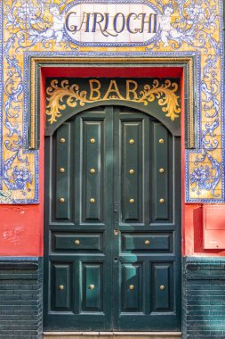 Casco Antiguo, Seville, Seville Eyaleti, Endülüs, İspanya. 3 Mayıs 2023. Cordoba 'daki Bar Garlochi' nin Kapısı.