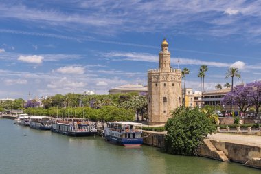 Triana, Seville, Seville Eyaleti, Endülüs, İspanya. 4 Mayıs 2023. Altın Kule, ya da Torre del Oro, Sevilla 'da..