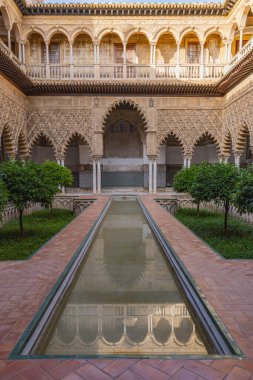 Casco Antiguo, Seville, Seville Eyaleti, Endülüs, İspanya. 5 Mayıs 2023. Sevilla 'nın Alcazar' ındaki avluda bir havuz, eski bir Fas kalesi..