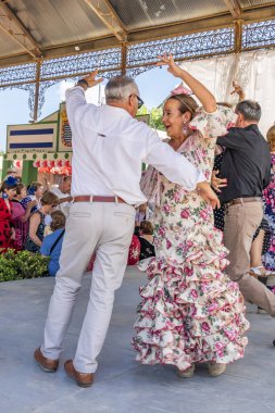 Jerez de la Frontera, Cadiz, Endülüs, İspanya. 7 Mayıs 2023. Feria del Caballo olarak bilinen Jerez At Fuarı 'nda insanlar dans ediyor..