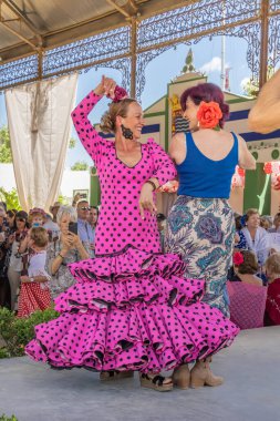 Jerez de la Frontera, Cadiz, Endülüs, İspanya. 7 Mayıs 2023. Feria del Caballo olarak bilinen Jerez At Fuarı 'nda insanlar dans ediyor..