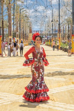 Jerez de la Frontera, Cadiz, Endülüs, İspanya. 7 Mayıs 2023. Jerez At Fuarı 'nda geleneksel elbiseli kadın. Feria del Caballo olarak bilinir..