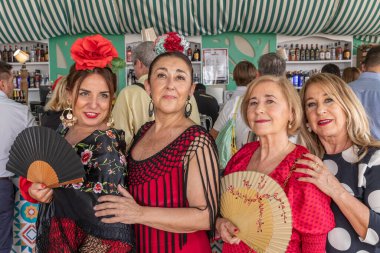 Jerez de la Frontera, Cadiz, Endülüs, İspanya. 7 Mayıs 2023. Feria del Caballo olarak bilinen Jerez At Fuarı 'nda geleneksel elbiseli kadınlar..