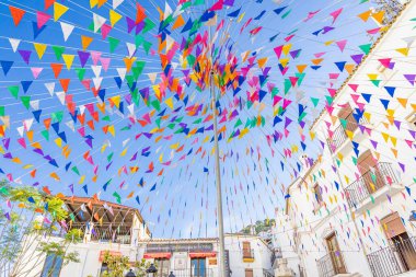 Casares, Malaga, Endülüs, İspanya. 9 Mayıs 2023. Casares 'te bir kasaba meydanında renkli pankartlar.
