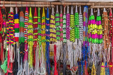 Pushkar, Rajasthan, Hindistan. Develer için parlak renkli süsler..