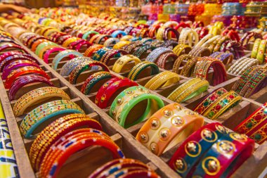 Pushkar, Rajasthan, Hindistan. Açık hava pazarında satılık renkli bilezikler.