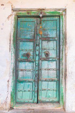 Pushkar, Rajasthan, Hindistan. Pushkar 'da turkuaz yeşil ahşap kapı.