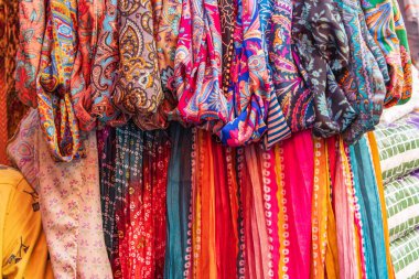 Pushkar, Rajasthan, Hindistan. Açık hava pazarında satılık renkli eşarplar.