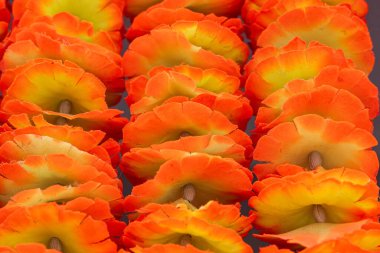 Pushkar, Rajasthan, Hindistan. Açık hava pazarında satılık parlak renkli kumaş çiçekler..