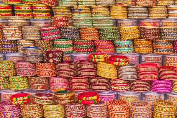 Pushkar, Rajasthan, Hindistan. Açık hava pazarında satılık renkli bilezikler.