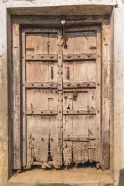 Tilora, Ajmer, Rajasthan, Hindistan. Rajasthan 'daki bir binanın eski ahşap kapısı..