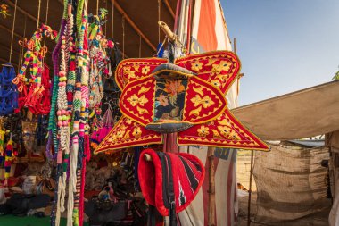 Pushkar, Rajasthan, Hindistan. 5 Kasım 2022. Pushkar 'da satıcı renkli deve raptiyesi satıyor.