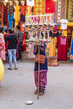 Pushkar, Rajasthan, Hindistan. 5 Kasım 2022. Açık hava pazarında dekorasyon satıyorum..