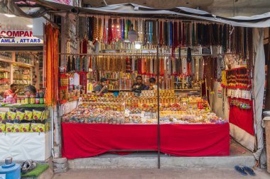 Pushkar, Rajasthan, Hindistan. 5 Kasım 2022. Açık hava pazarında kuyumcu..