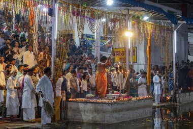 Pushkar, Rajasthan, Hindistan. 5 Kasım 2022. Pushkar Gölü 'nde dini tören.