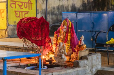 Pushkar, Rajasthan, Hindistan. 5 Kasım 2022. Hindu tanrısı Ganesha 'nın heykeli olan küçük bir tapınak..