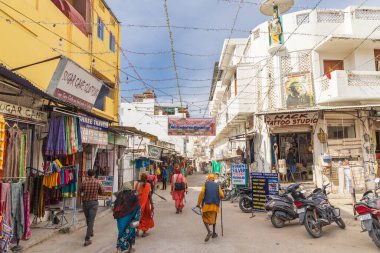 Pushkar, Rajasthan, Hindistan. 6 Kasım 2022. Pushkar 'da işlek bir alışveriş caddesi.