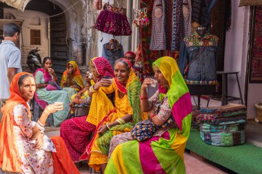 Pushkar, Rajasthan, Hindistan. 6 Kasım 2022. Açık hava pazarında çay içen kadınlar.