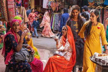 Pushkar, Rajasthan, Hindistan. 6 Kasım 2022. Açık hava pazarında çay içen kadınlar.