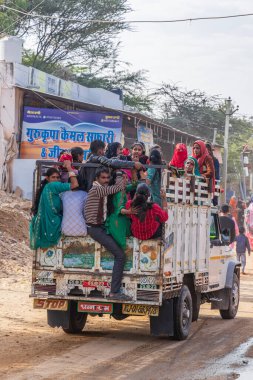 Pushkar, Rajasthan, Hindistan. 7 Kasım 2022. İnsanlar Pushkar 'da bir kamyona tıkıştırıldı..