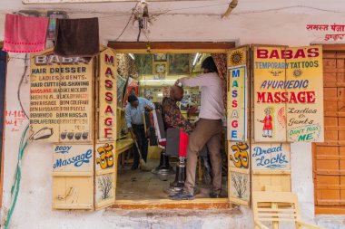 Pushkar, Rajasthan, Hindistan. 7 Kasım 2022. Pushkar 'daki alışveriş bölgesinde berber dükkanı..