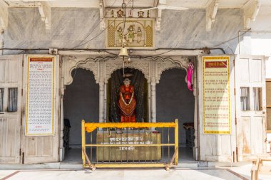Pushkar, Rajasthan, Hindistan. 7 Kasım 2022. Hindu tanrı Ganesha 'nın heykeli tapınak girişinde..