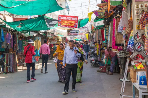 Pushkar, Rajasthan, Hindistan. 7 Kasım 2022. Pushkar 'da işlek bir alışveriş caddesi.