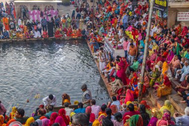 Pushkar, Rajasthan, Hindistan. 7 Kasım 2022. Pushkar Gölü kıyısında dini Hindu ayini.