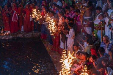 Pushkar, Rajasthan, Hindistan. 7 Kasım 2022. Pushkar Gölü kıyısında dini Hindu ayini.
