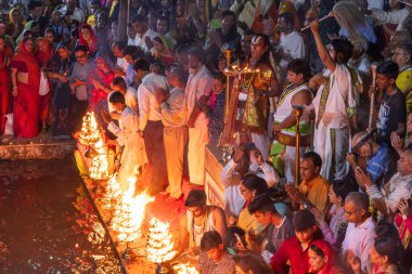 Pushkar, Rajasthan, Hindistan. 7 Kasım 2022. Pushkar Gölü kıyısında dini Hindu ayini.