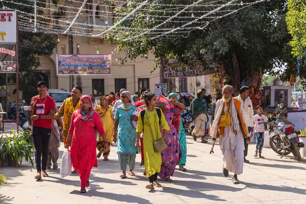 Pushkar, Rajasthan, Hindistan. 7 Kasım 2022. Pushkar 'da sokakta yürüyen insanlar.