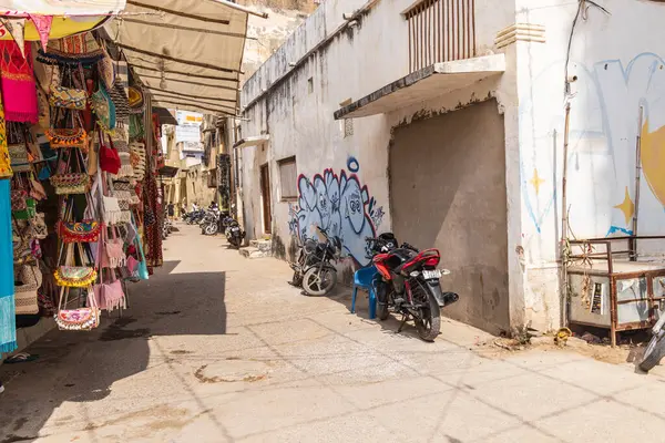 Pushkar, Rajasthan, Hindistan. 7 Kasım 2022. Pushkar 'da bir ara sokakta motosikletler.