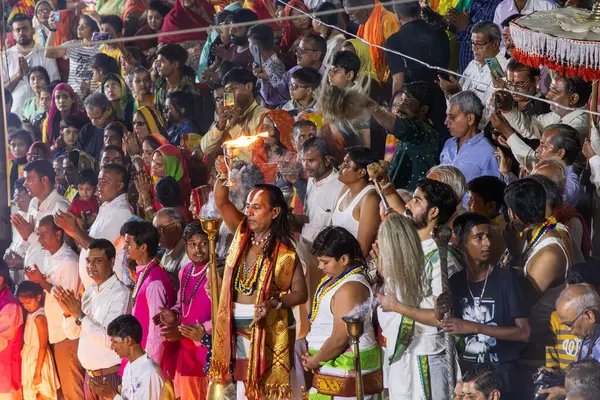 Pushkar, Rajasthan, Hindistan. 7 Kasım 2022. Pushkar Gölü kıyısında dini Hindu ayini.