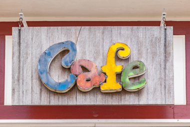 Lockhart, Teksas, Birleşik Devletler. Bir kafe için renkli ahşap tabela.