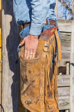 Yoakum, Teksas, Birleşik Devletler. Deri pantolon ve kot pantolon giyen bir kovboy..