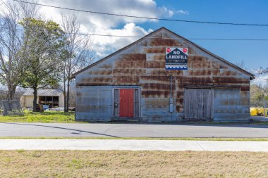 Lockhart, Teksas, Birleşik Devletler. 14 Mart 2022. Teksas kırsalında paslanmış metal bina.