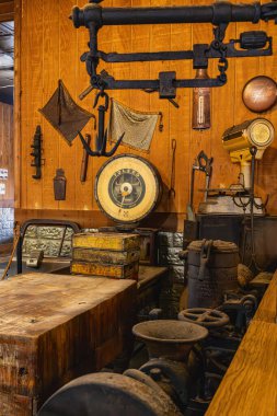 Lockhart, Teksas, Birleşik Devletler. 14 Mart 2022. Teksas barbekü restoranında eski endüstriyel ekipmanlar..