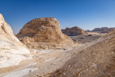 Beyaz Çöl Ulusal Parkı, Al Farafra, New Valley, Mısır. Batı Mısır 'daki Kara Çöl' de kaya oluşumları.