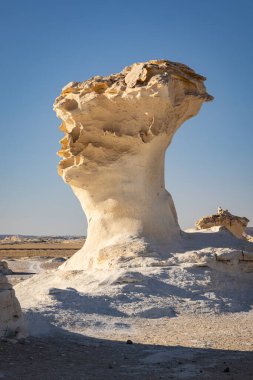 Beyaz Çöl Ulusal Parkı, Al Farafra, New Valley, Mısır. Batı Mısır 'ın Beyaz Çölü' nde kaya zirvesi.