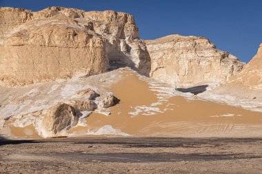 Beyaz Çöl Ulusal Parkı, Al Farafra, New Valley, Mısır. Batı Mısır 'daki Kara Çöl' deki beyaz kaya kayalıkları.