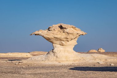 Beyaz Çöl Ulusal Parkı, Al Farafra, New Valley, Mısır. Batı Mısır 'ın Beyaz Çölü' nde kaya zirvesi.